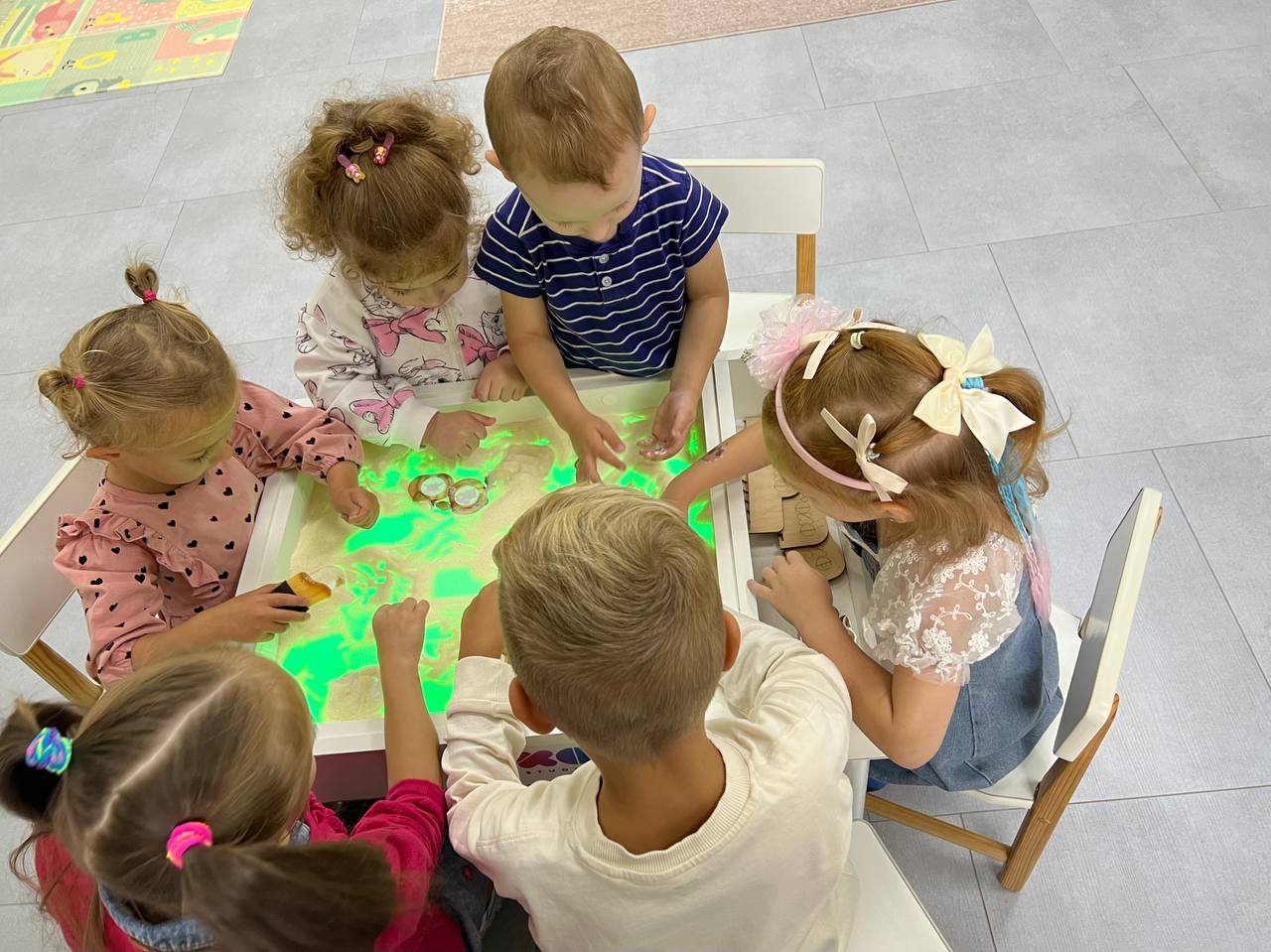 Діти граються у просторі Unika Kids